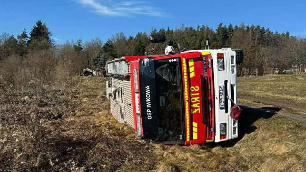 Wóz strażacki przewrócił się w trakcie akcji. Druhna w szpitalu.