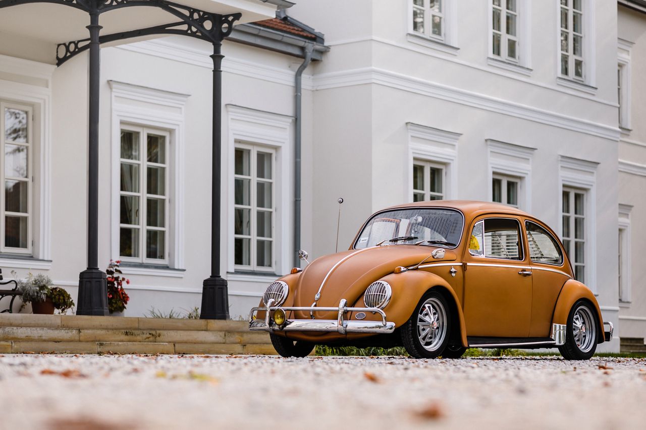 Jeden z pierwszych samochodów, pomyślanych dla masowego odbiorcy - stąd nazwa "samochód dla ludu", czyli Volkswagen.