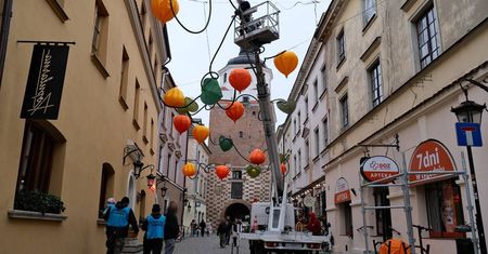 Zdemontowali dopiero co zamontowaną instalację artystyczną na Starym Mieście, bo… przeszkadza filmowcom