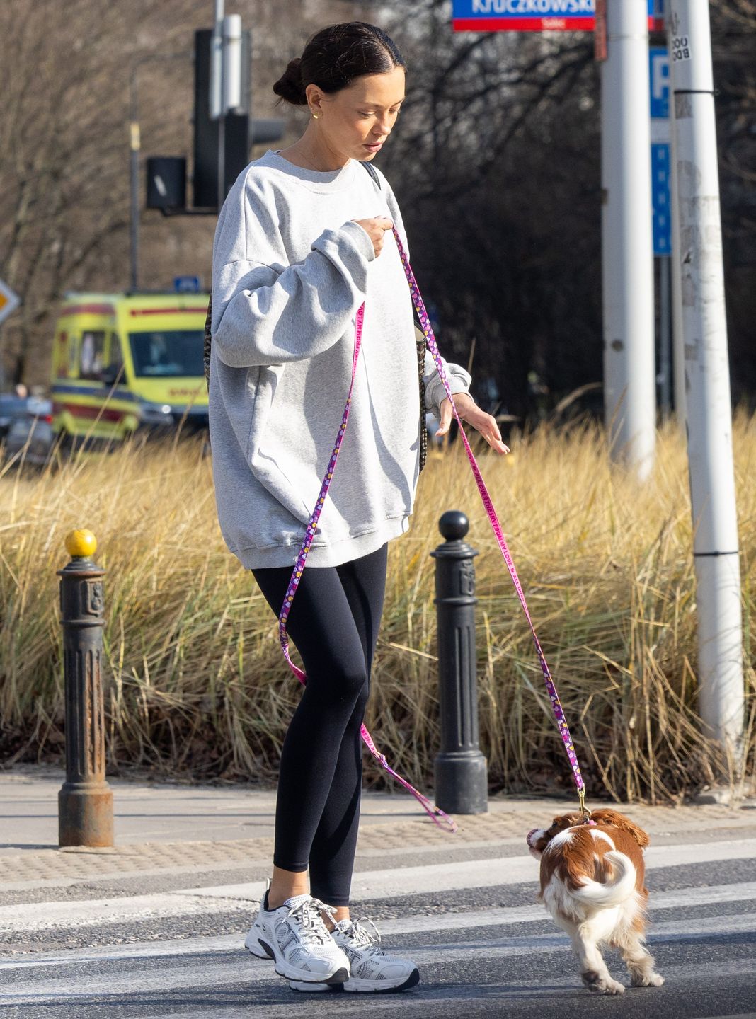 Naturalna Edyta Zając spaceruje z pieskiem