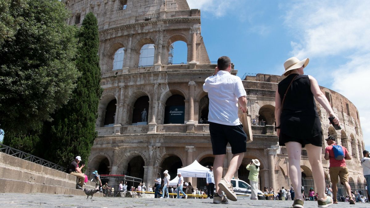 Archiwum zdj?? stockowych 2025
Tourists view the Colosseum in Rome, Italy, on May 29, 2025. (Photo by Andrea Ronchini/NurPhoto) (Photo by Andrea Ronchini / NurPhoto / NurPhoto via AFP)
ANDREA RONCHINI