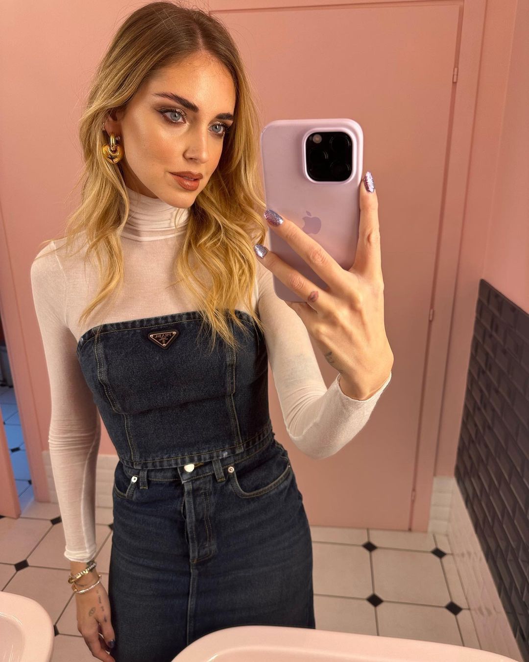 Chiara Ferragni upodobała sobie "unicorn nails" 