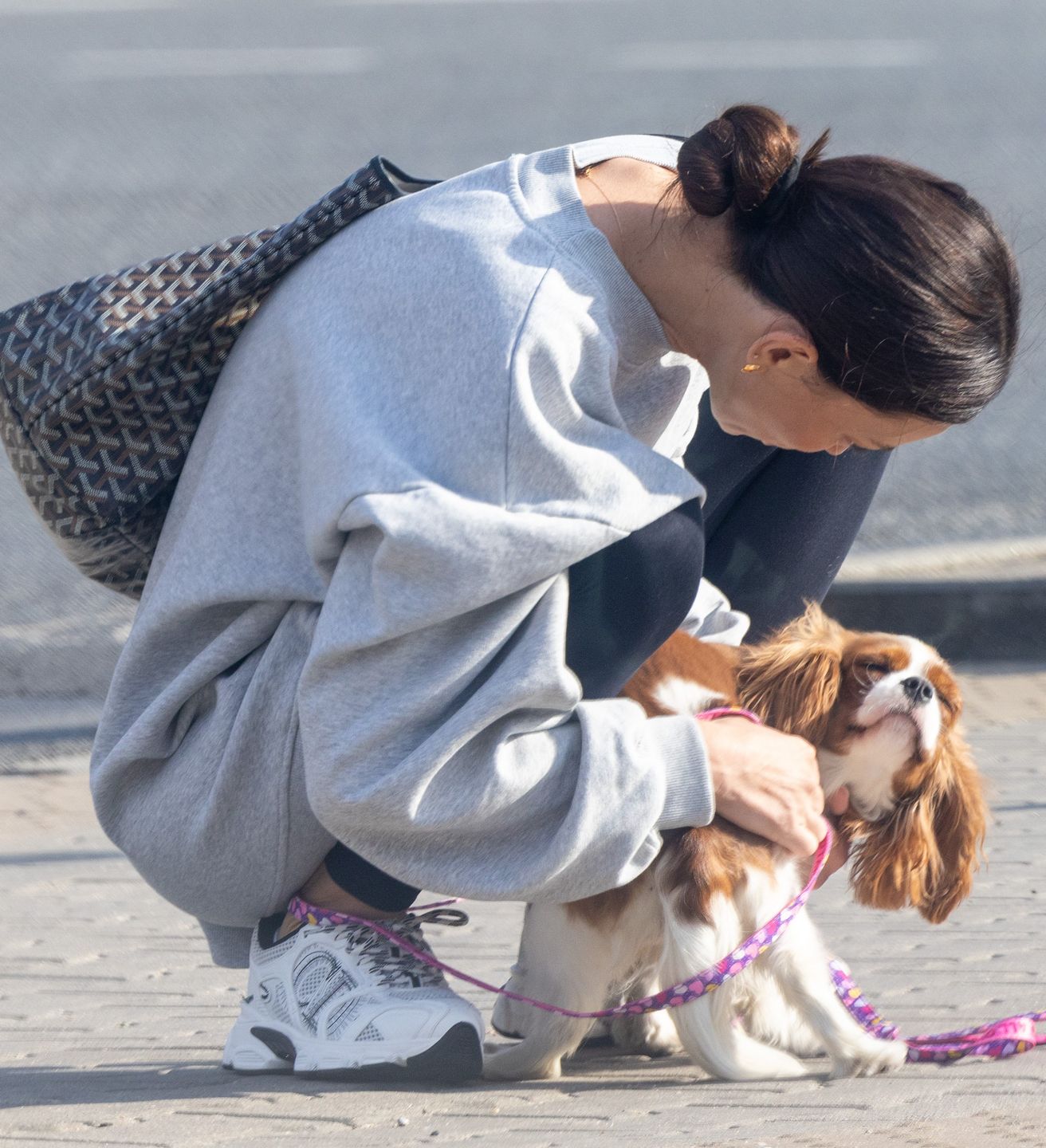Naturalna Edyta Zając spaceruje z pieskiem