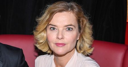 Biała bluzka i spódnica tuba. Stylizacja Moniki Richardson może wzbudzać mieszane uczucia