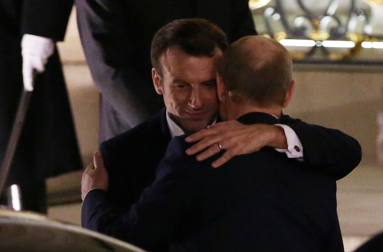 Emmanuel Macron i Władimir Putin po rozmowach pokojowych ws. Ukrainy w Pałacu Elizejskim w grudniu 2019 r. W rozmowach - w tzw. formacie normandzkim - uczestniczyli też prezydent Ukrainy Wołodymyr Zełenski i ówczesna kanclerz Niemiec Angela Merkel