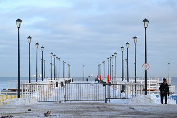 Gęsta mgła i silny mróz. Prognoza pogody z alertami dla wielu regionów