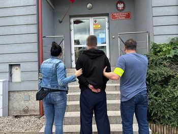 Płońsk. Narkotyki ukrył pod obudową telewizora w lesie. 22-latek zatrzymany przez policję