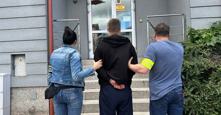 Płońsk. Narkotyki ukrył pod obudową telewizora w lesie. 22-latek zatrzymany przez policję