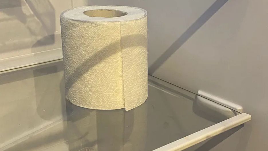 Wsadź rolkę papieru toaletowego do lodówki