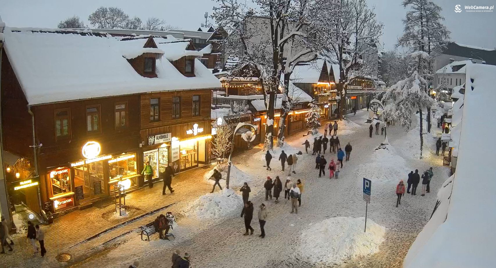Krupówki w Zakopanem są "zasypane" śniegiem.