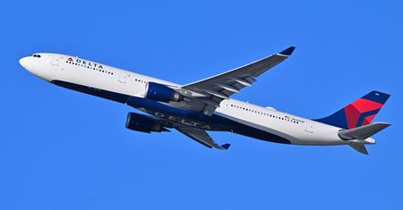 Samolot Delta Airlines przeszukany. Alarm bombowy na lotnisku