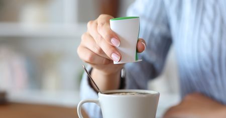 Uszkadza DNA i jelita? Popularny słodzik pod lupą