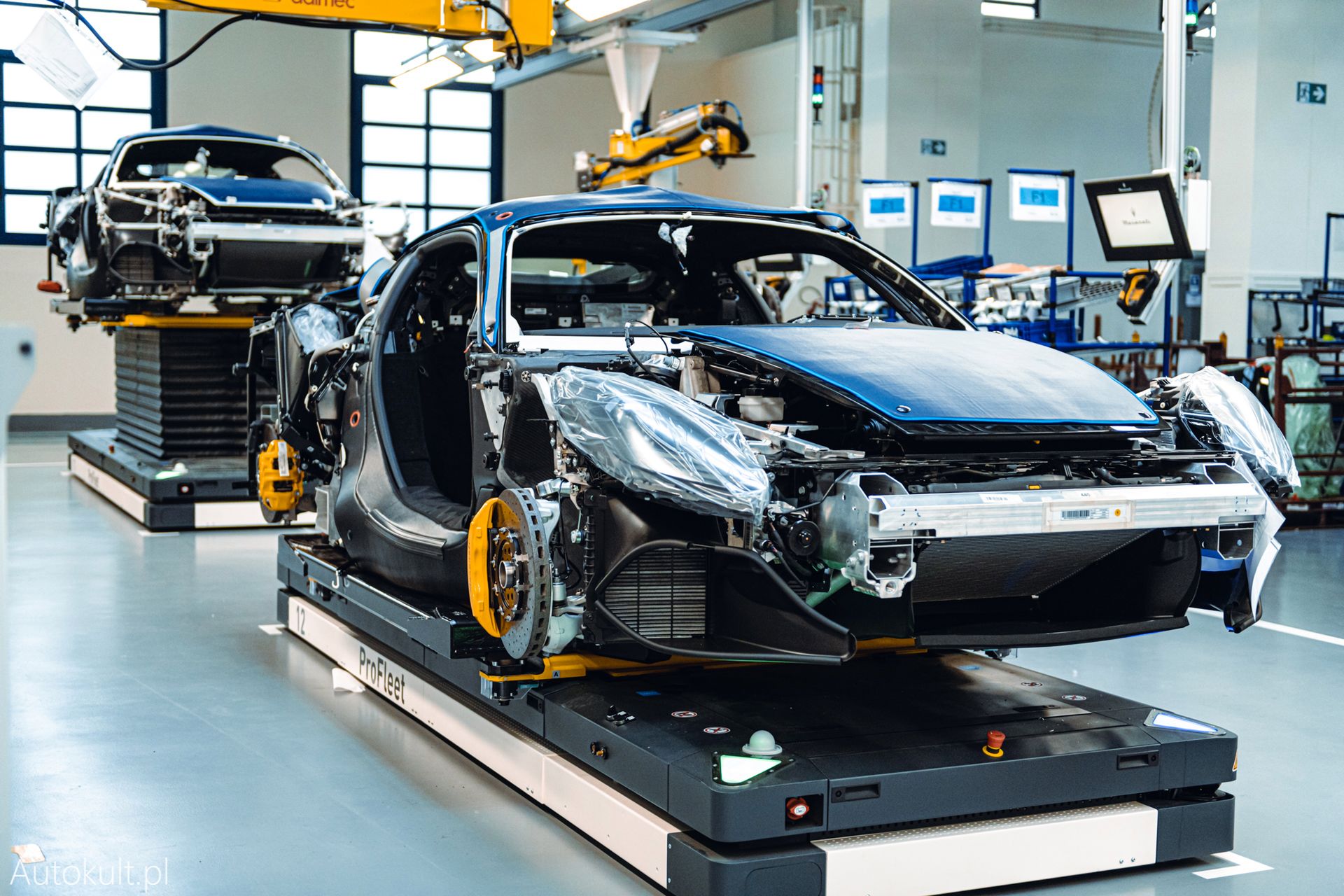 Auta poruszają się po linii samoczynnie na zaprogramowanych platformach autonomicznych
