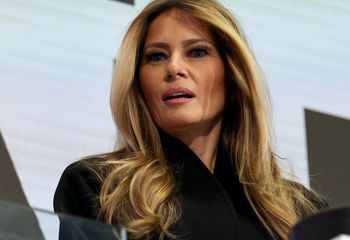 Pojawiła się na premierze "Melanii". Tak zachowywał się jej mąż