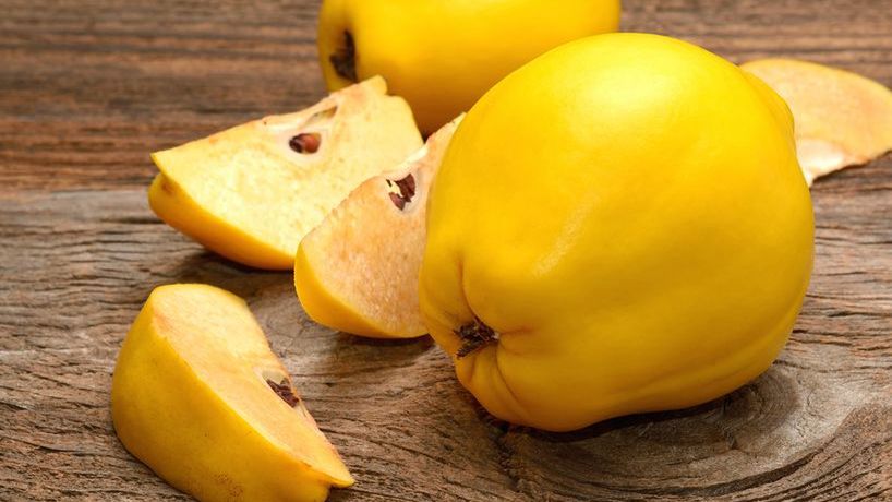 Pijąc syrop z pigwy dostarczamy organizmowi odpowiednią dawkę witaminy C, olejków lotnych, pektyn, magnezu, fosforu, żelaza, czy witamin z grupy B.