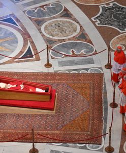 Poruszające sceny w Watykanie. Ludzie żegnają papieża