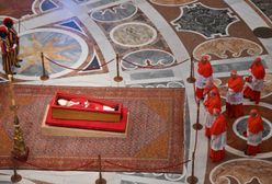 Poruszające sceny w Watykanie. Ludzie żegnają papieża