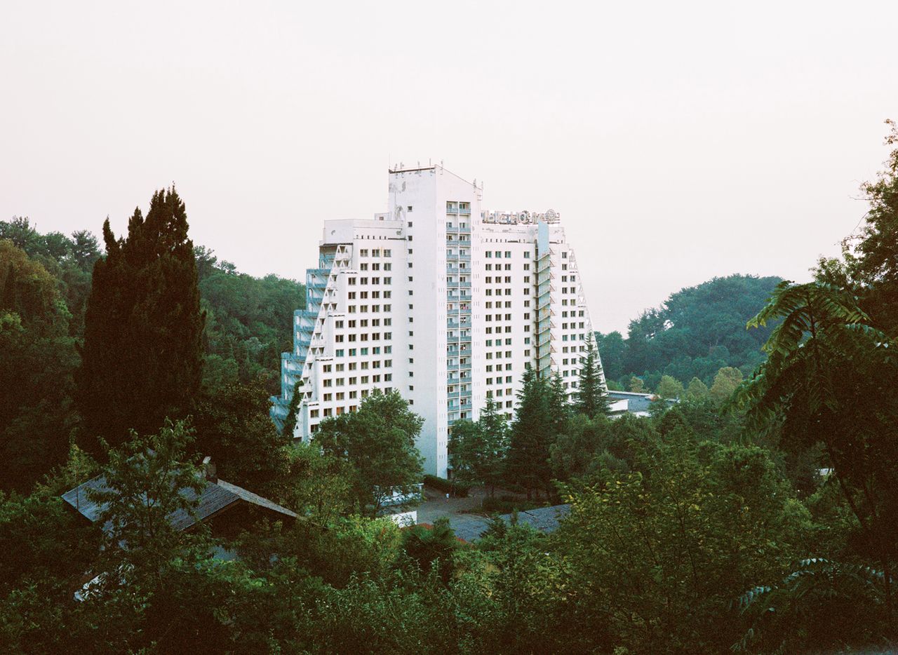 W projekcie, którego zwieńczeniem jest książka Maryam Omidi ”Holidays in Soviet Sanatoriums”, brało udział wielu fotografów, w tym: Michał Solaski, Claudine Doury, Egor Rogalev i Natalia Kupriyanova. Ci młodzi twórcy specjalizują się w terenach post-radzieckich i ich dokumentowaniu. W książce znajdziecie przekrój przez dawne sanatoria od Armenii do Uzbekistanu. Zdjęcia są fantastyczne i dziwne zarazem – trudno jest jednoznacznie ocenić ten projekt, ale na pewno jest to satysfakcjonująca wizualnie historia.