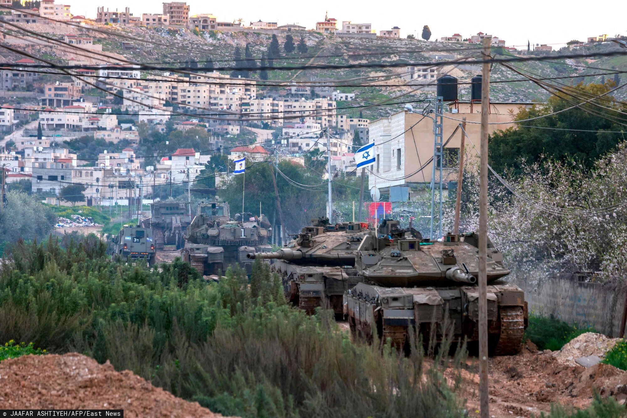 Archiwum zagraniczne East News 2025-02
Israel tanks and bulldozers take positions in the Jenin camp for Palestinian refugees, in the occupied West Bank, on February 23, 2025. Israel on February 23 said troops would stay in West Bank refugee camps for the coming year, announcing expanded military operations including tank deployments, after the displacement of tens of thousands of Palestinians. (Photo by Jaafar ASHTIYEH / AFP)
JAAFAR ASHTIYEH