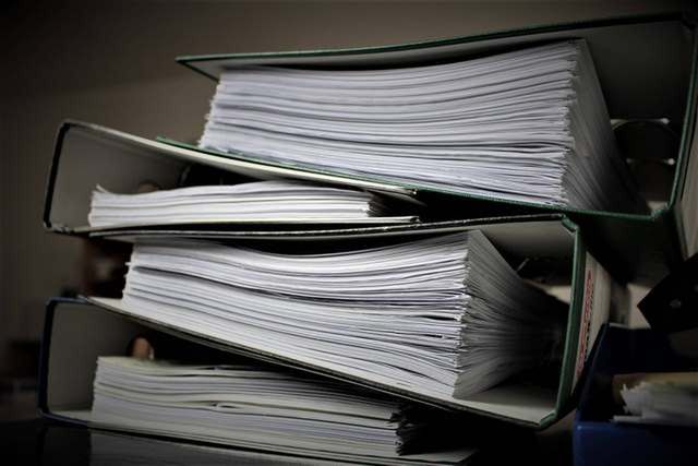 Jak efektywnie organizować dokumenty w szafie - porady i triki