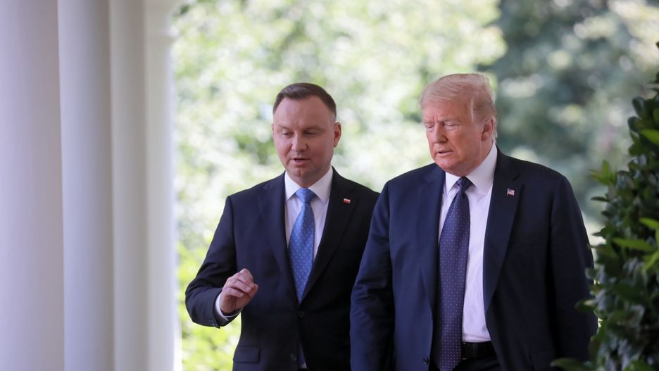 Andrzej Duda, Donald Trump
Waszyngton, Stany Zjednoczone Ameryki, 24.06.2020.  Prezydent RP Andrzej Duda (L) oraz prezydent Stan�w Zjednoczonych Donald Trump (P) w drodze na konferencj� prasow� w Ogrodzie R�anym Bia�ego Domu, 24 bm. w Waszyngtonie. Celem wizyty polskiego prezydenta s� m.in. rozmowy dotycz�ce  wsp�pracy militarnej i handlowej oraz zakresu bezpiecze�stwa energetycznego. Prezydent RP jest pierwszym szefem pa�stwa odwiedzaj�cym Bia�y Dom po wybuchu epidemii koronawirusa w Stanach Zjednoczonych. Do wizyty dochodzi w trakcie finiszu kampanii prezydenckiej w Polsce. (aldg) PAP/Leszek Szyma�ski
Leszek Szyma�ski
bia�y dom, dyplomacja, g�owa pa�stwa, konferencja konferencji, ogr�d r�any ogrodzie r�anym, polityk polityka, powitanie, prezydent, stanach zjednoczonych, usa, waszyngtonie, wizyta, wizyta zagraniczna