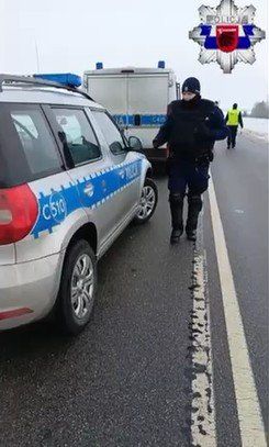 Tak wyglądał autokar z kibicami jadącymi na mecz, który zaatakowali pod Wąbrzeźnem grudziądzcy pseudokibice. Policja zatrzymała pięć osób i udaremniła kolejna kikolską ustawkę. Mogło dojść do bijatyki praktycznie na środku drogi - przekazują funkcjonariusze.