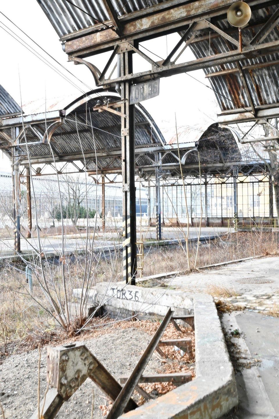 Opuszczony dworzec popada w ruinę - Wrocław