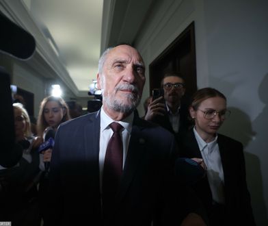 Macierewicz zapytany przez dziennikarzy. Mówił o "braku dowodów"