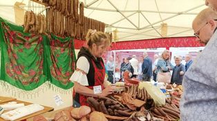 Jelenia Góra: Na targach "Wyprodukowano pod Śnieżką" kupicie wędliny, miody i inne smakołyki a także wyroby z lnu, ceramikę i lokalne pamiątki