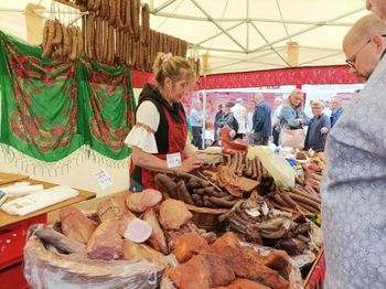 Jelenia Góra: Na targach "Wyprodukowano pod Śnieżką" kupicie wędliny, miody i inne smakołyki a także wyroby z lnu, ceramikę i lokalne pamiątki