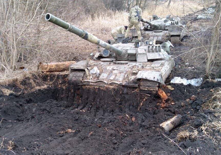 Rosyjski czołg T-80U pokonany przez błoto.