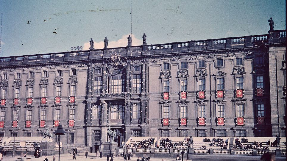 Pogodna, kolorowa wiosna 1937 roku w Berlinie. Ulice pełne swastyk, żołnierzy i... spokoju 1