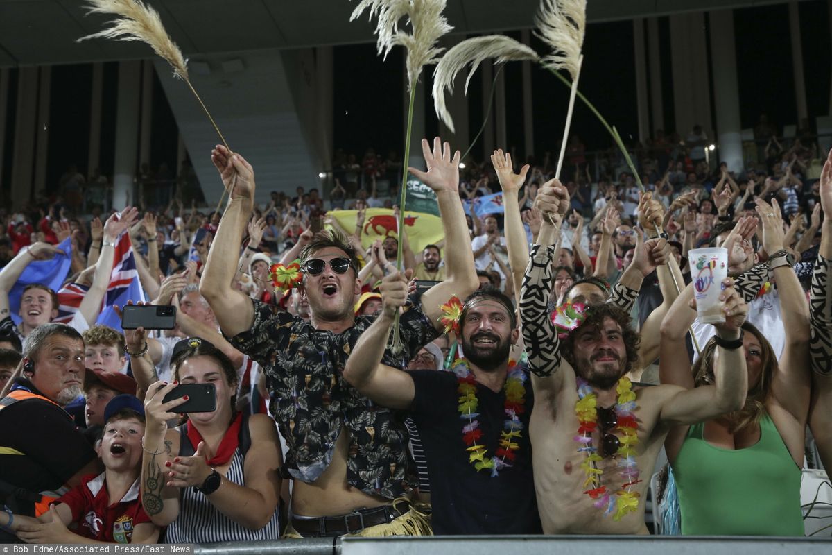 Fans na meczu rugby w Bordeaux / zdjęcie ilustracyjne