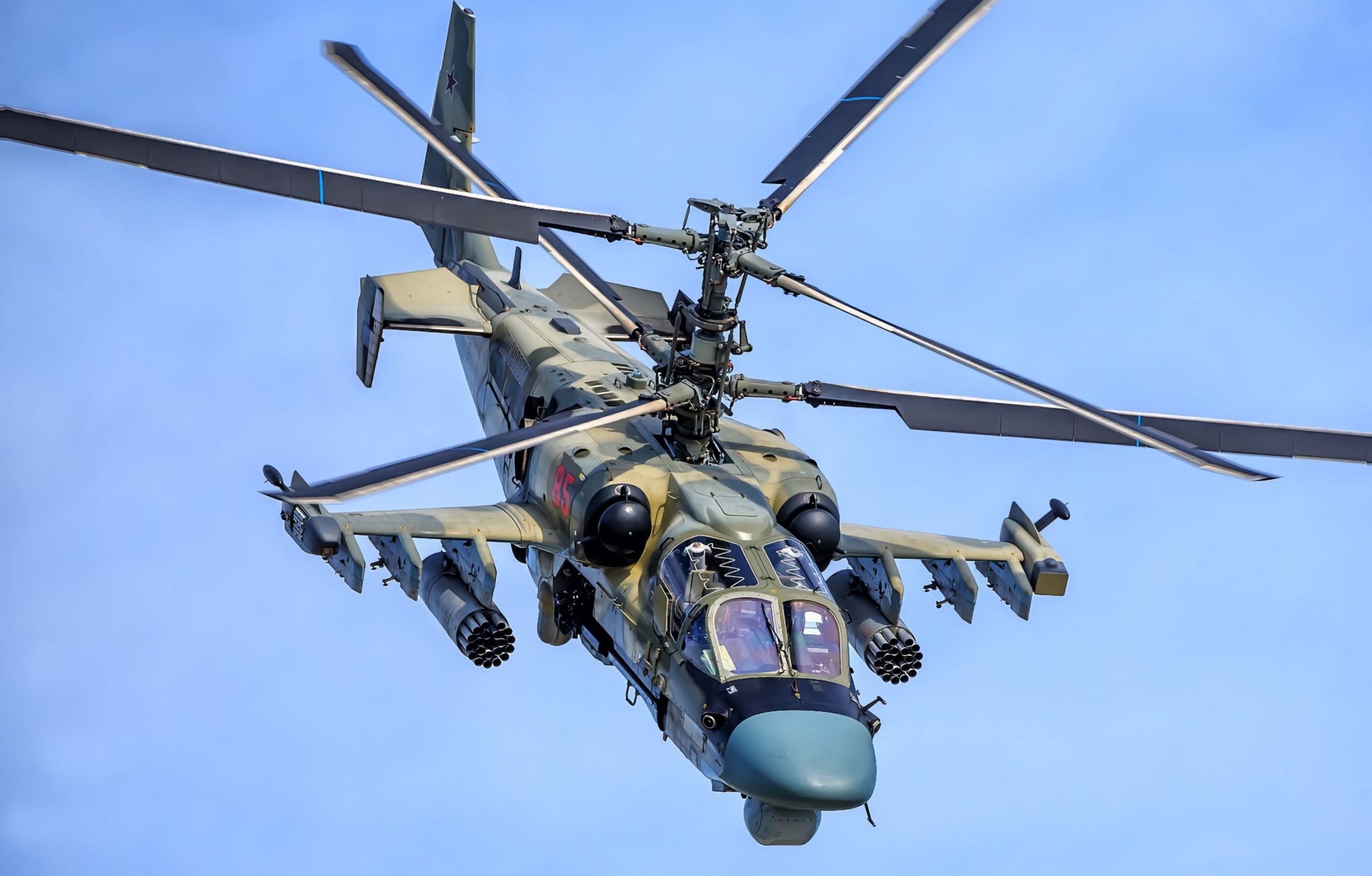Śmigłowiec Ka-52. Dobrze widoczny szeroki kadłub z owiewką radaru i systemy samoobrony na końcach skrzydeł