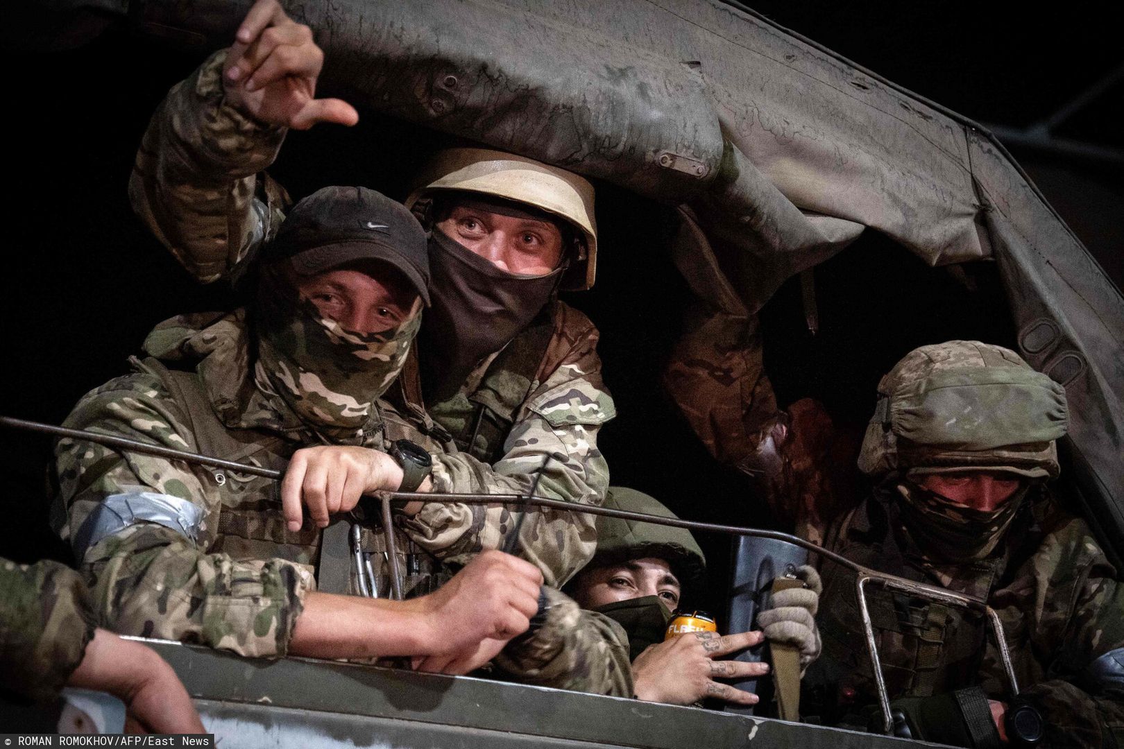 Grupa Wagnera wyjecha?a z Rostowa
Members of Wagner group looks from a military vehicle in Rostov-on-Don late on June 24, 2023. Rebel mercenary leader Yevgeny Prigozhin who sent his fighters to topple the military leaders in Moscow will leave for Belarus and a criminal case against him will be dropped as part of a deal to avoid "bloodshed," the Kremlin said on June 24. (Photo by Roman ROMOKHOV / AFP)
ROMAN ROMOKHOV