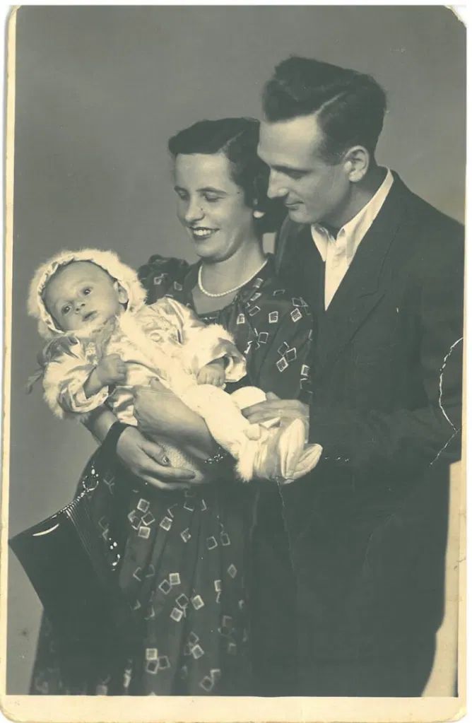 Jadwiga z rodzicami adopcyjnymi