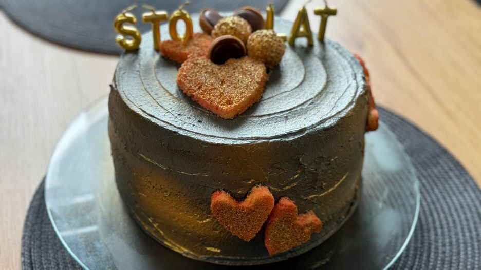 ciastka, jedzenie, czekolada, deser, przepyszny, ciasta, krem, pieczone, delikatesowy, ciasteczka, piekarnia, cukier, ciastko, urodziny, 100 lat, jubileusz, rocznica, spotkanie