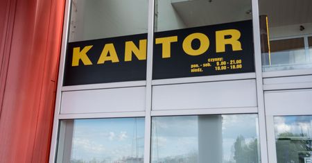 Kursy walut 10.05.2022. Wtorkowy kurs funta, euro, dolara i franka szwajcarskiego