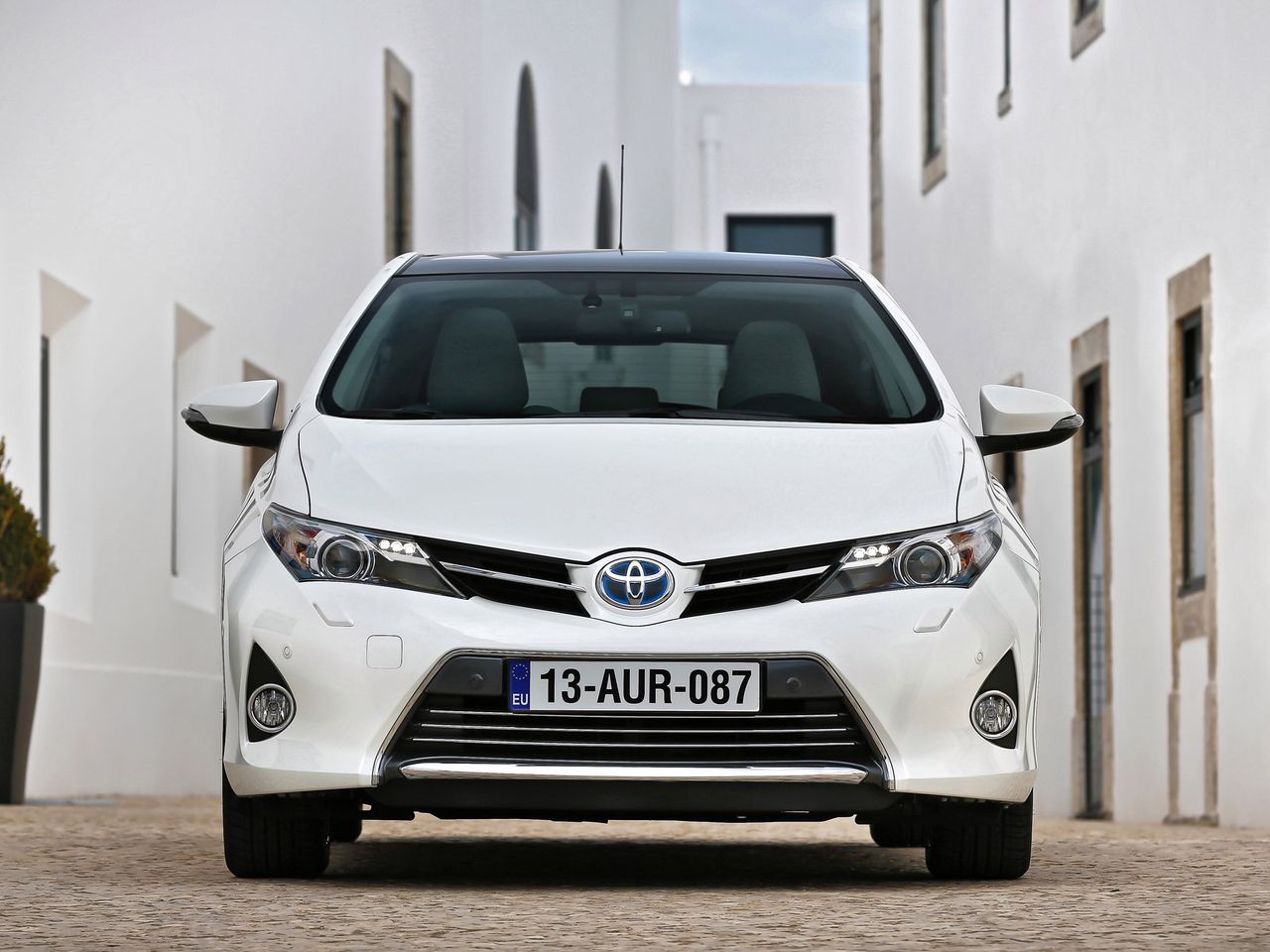 Toyota Auris II jest warta uwagi, jeżeli szukacie hybrydy. Jeżeli nie, są ciekawsze samochody.