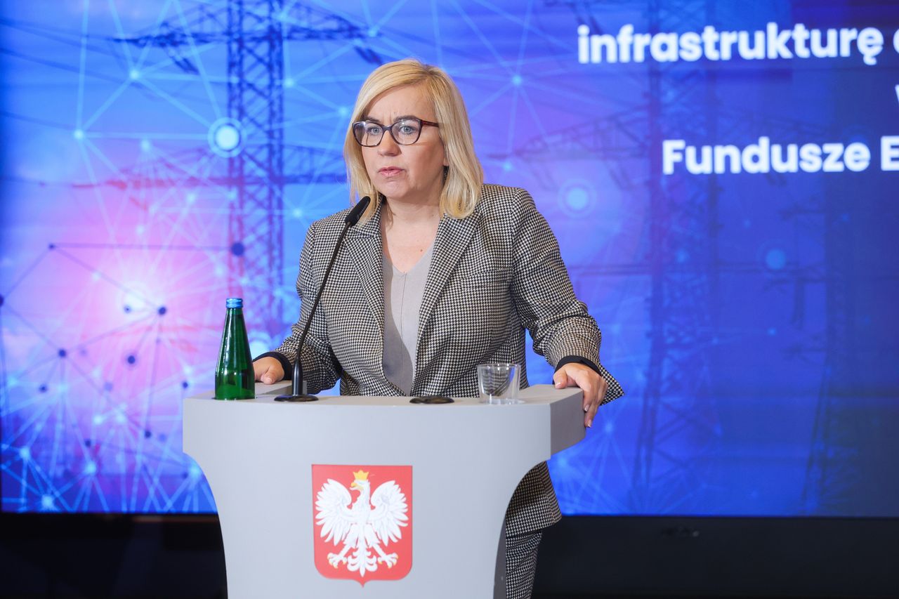 Mrożenie cen prądu. Resort klimatu: "Nie będzie nadmiarowych zysków spółek"