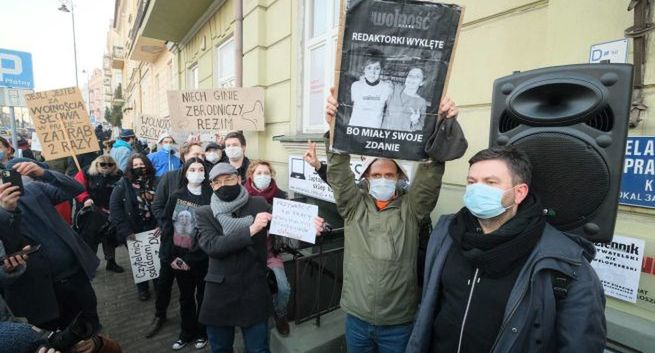 Pikieta przed redakcją „Dziennika Wschodniego” w obronie pracowników. Startuje zbiórka na wykupienie tytułu