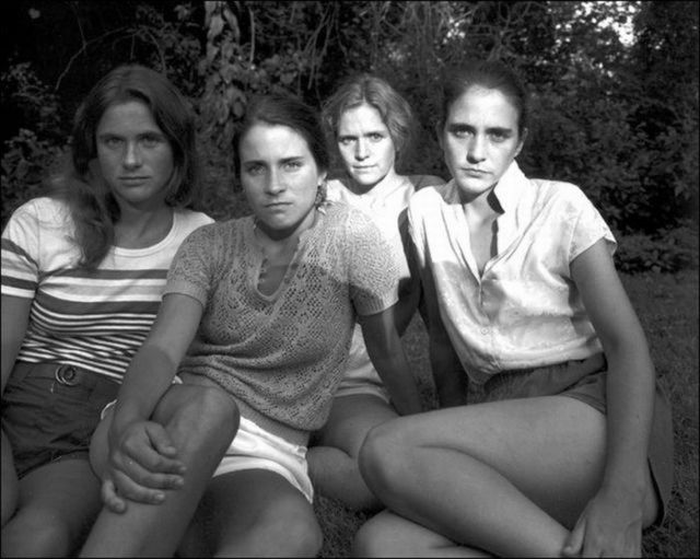 Fotograficzna tradycja - wspólne zdjęcia czterech sióstr, wykonane na przestrzeni 36 lat 3