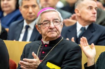 Tu mieszka Sławoj Leszek Głódź. Rezydencja robi wrażenie