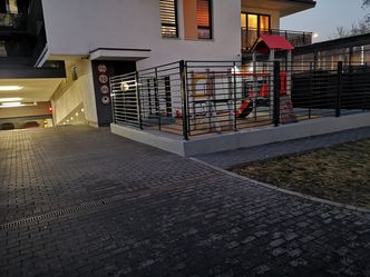 Plac zabaw jak więzienny spacerniak. Beton, kraty i kamery