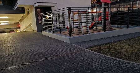 Plac zabaw jak więzienny spacerniak. Beton, kraty i kamery