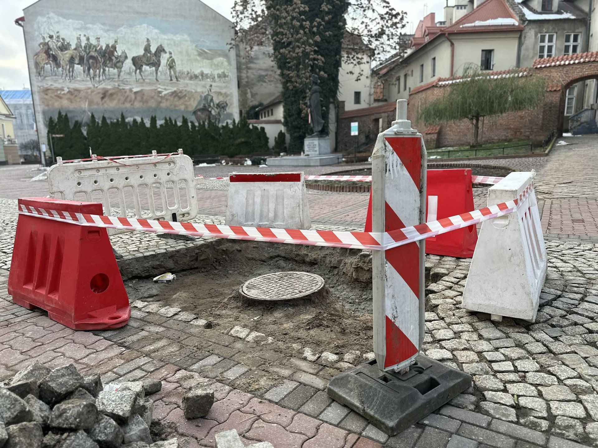 Dziura stanowiła zagrożenie dla przechodniów i przejeżdżających samochodów.  Wezwano służby, aby ją odpowiednio zabezpieczyć