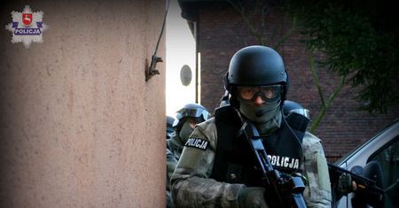 Akcja antyterrorystów na lubelskich Bronowicach. Mężczyzna groził podpaleniem mieszkania