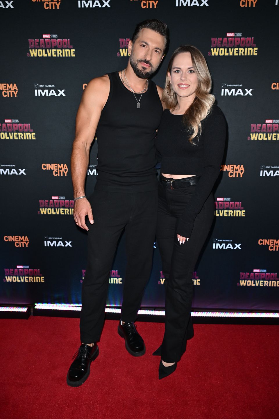 Tłum gwiazd melduje się na filmowej premierze