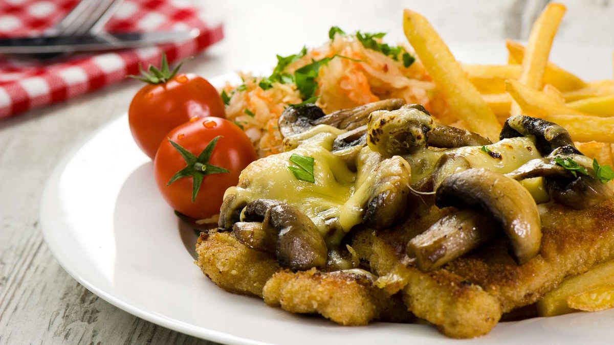 Kotlet schabowy zapiekany z serem i pieczarkami, ziemniaki oraz 