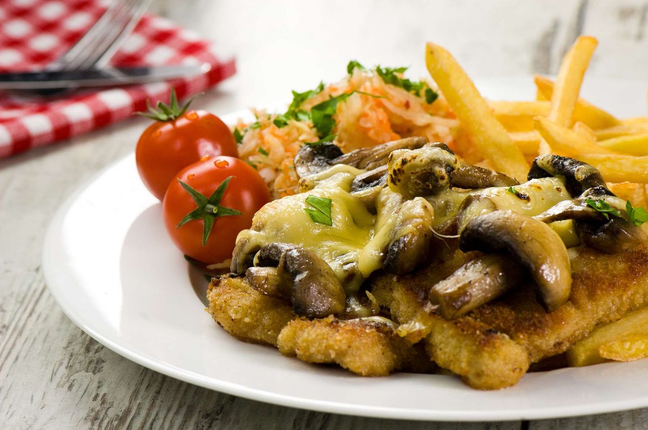 Zapiekany kotlet schabowy z serem i pieczarkami – smaczny i sycący obiad